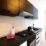 Soni Exclusive 389 Plaza With Private Parking & Self Check-in *