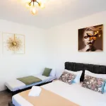 Soni Exclusive 389 Plaza With Private Parking & Self Check-in Apartment