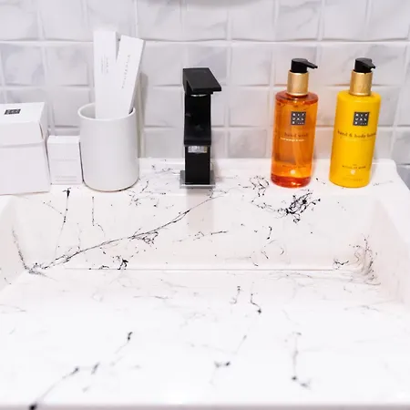 Soni Exclusive 389 Plaza With Private Parking & Self Check-in Bucharest