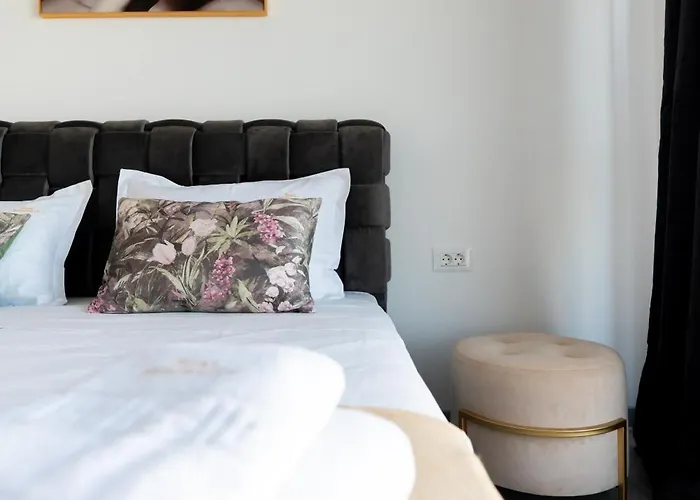 Soni Exclusive 389 Plaza With Private Parking & Self Check-in *