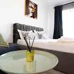 Soni Exclusive 389 Plaza With Private Parking & Self Check-in Apartament