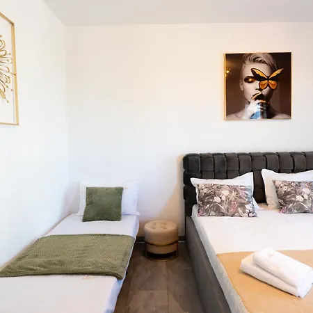 Soni Exclusive 389 Plaza With Private Parking & Self Check-in